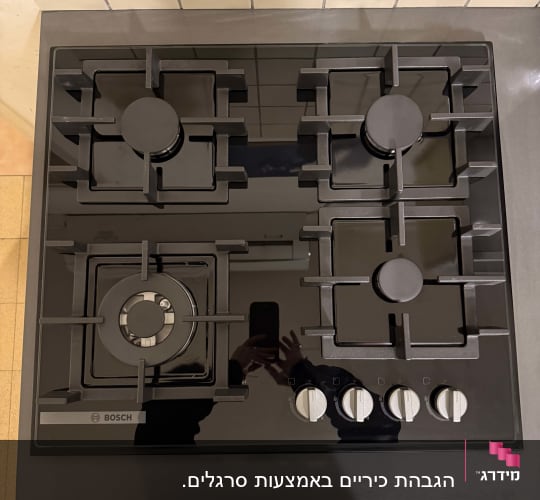 כיריים גז שחורים עם ארבעה מבערים ומתגים